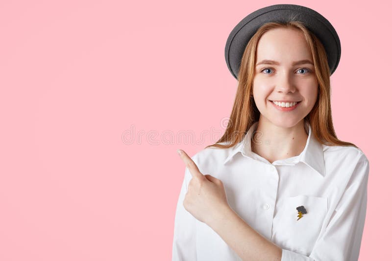 Il blu giovane abbastanza contentissimo ha osservato la femmina con capelli lunghi, occhi azzurri, indossa black hat elegante e l immagini stock Il blu giovane abbastanza contentissimo ha osservato la femmina con capelli lunghi, occhi azzurri, indossa black hat elegante e l immagini stock
