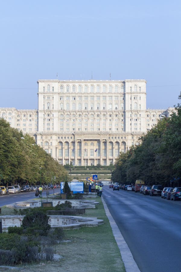 Il boulevard del sindacato ed il palazzo del Parlamento da Bucarest, Romania fotografia stock libera da diritti Il boulevard del sindacato ed il palazzo del Parlamento da Bucarest, Romania fotografia stock libera da diritti