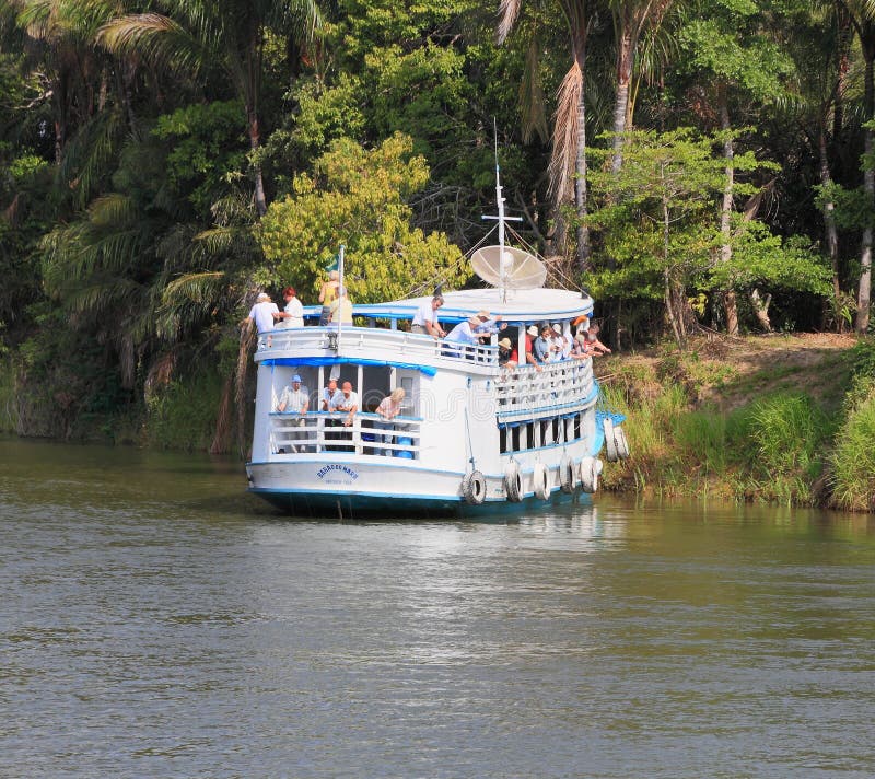 Il Brasile, Santarém: Barca turistica - turisti che prendono i piranha immagini stock Il Brasile, Santarém: Barca turistica - turisti che prendono i piranha immagini stock