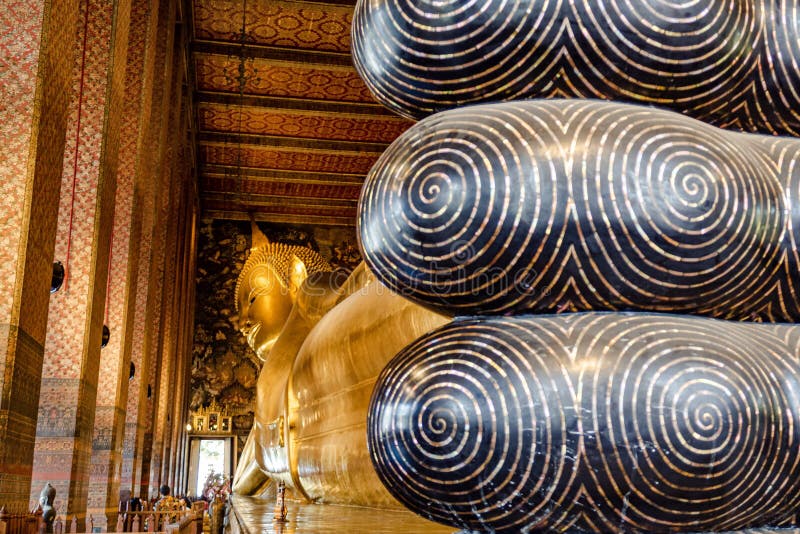 Il Buddha adagiantesi di Wat Pho fotografia stock Il Buddha adagiantesi di Wat Pho fotografia stock