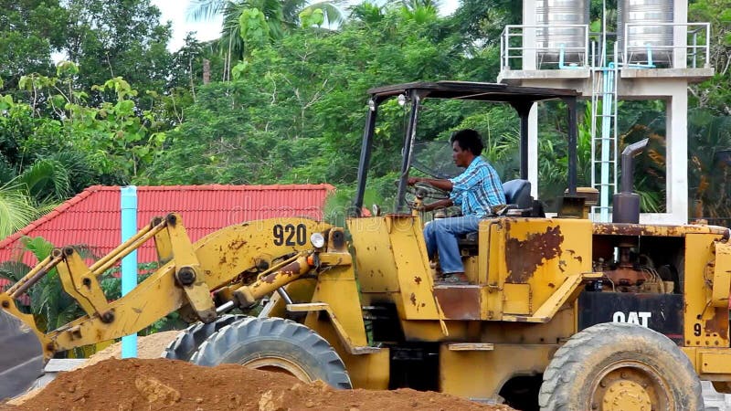 Il bulldozer della scavatrice che fa il movimento terra funziona all'aperto