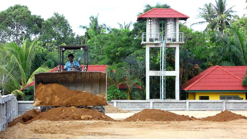 Il bulldozer della scavatrice che fa il movimento terra funziona all'aperto