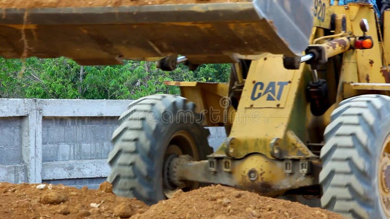 Il bulldozer della scavatrice che fa il movimento terra funziona all'aperto