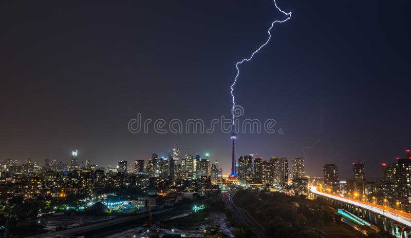 Il bullone di fulmine potente colpisce sopra la città di Toronto, Canada
