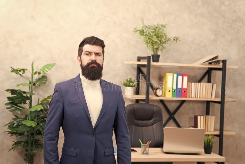 Il buon capo è un bravo leader L'uomo con la barba e il capo che ti guarda con attenzione Capo in carica Ricevuta capo immagine stock libera da diritti Il buon capo è un bravo leader L'uomo con la barba e il capo che ti guarda con attenzione Capo in carica Ricevuta capo immagine stock libera da diritti
