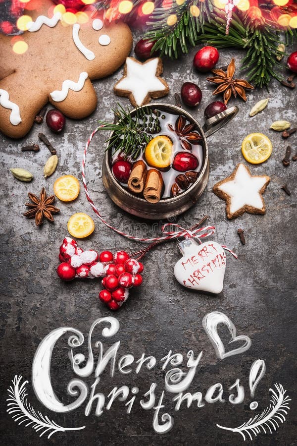 Il Buon Natale carda con la tazza di vin brulé con le spezie, i biscotti, l'uomo di pan di zenzero e le decorazioni di festa