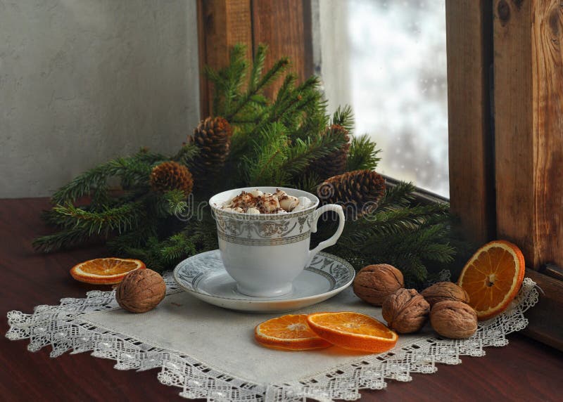 Il caffè, caramella gommosa e molle, noci, albero di Natale si ramifica vicino ad una finestra nevosa di legno Scheda anno di nuo fotografie stock libere da diritti Il caffè, caramella gommosa e molle, noci, albero di Natale si ramifica vicino ad una finestra nevosa di legno Scheda anno di nuo fotografie stock libere da diritti