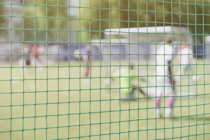Il calcio, campo di calcio, portone di calcio, vista dalla rete di calcio, ha offuscato lo stadio, passo del campo Addestramento fotografie stock libere da diritti Il calcio, campo di calcio, portone di calcio, vista dalla rete di calcio, ha offuscato lo stadio, passo del campo Addestramento fotografie stock libere da diritti