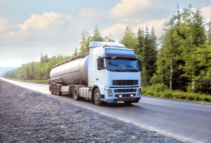 Il camion del serbatoio va sulla strada principale fotografia stock Il camion del serbatoio va sulla strada principale fotografia stock