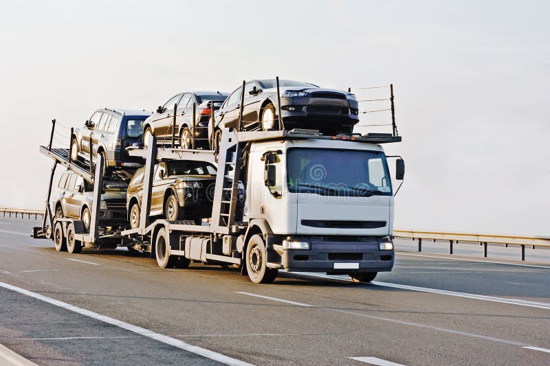 Il camion dell'elemento portante di automobile trasporta il nuovo batch automatico al commerciante