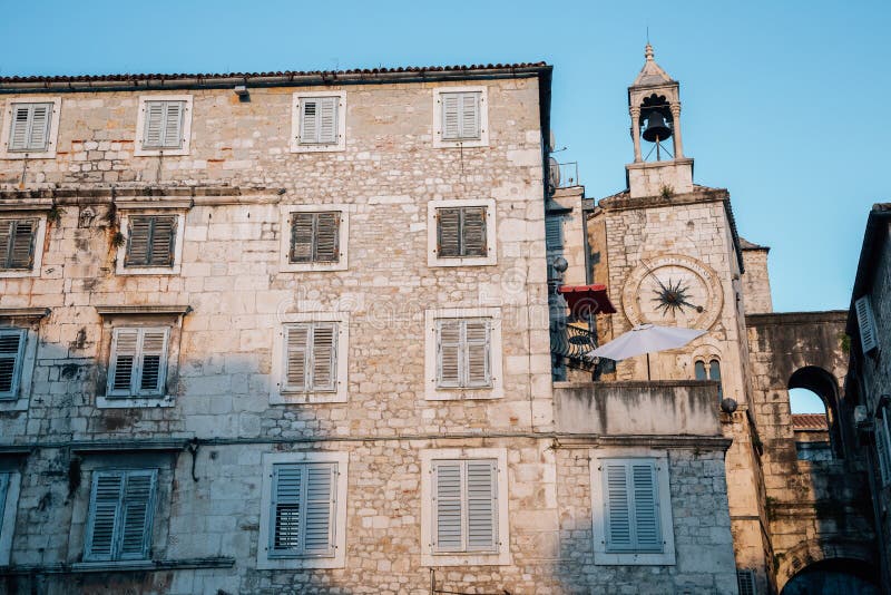 Il campanile sotto l'orologio a Spalato, Croazia immagine stock Il campanile sotto l'orologio a Spalato, Croazia immagine stock