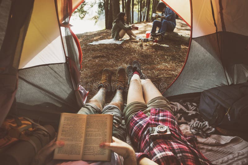 Il campeggio degli amici si rilassa il concetto di fine settimana di vacanza
