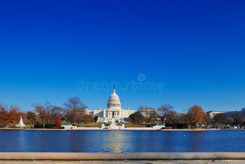 Il Campidoglio degli Stati Uniti dietro lo stagno di riflessione del Campidoglio in Washington DC, U.S.A. fotografia stock Il Campidoglio degli Stati Uniti dietro lo stagno di riflessione del Campidoglio in Washington DC, U.S.A. fotografia stock