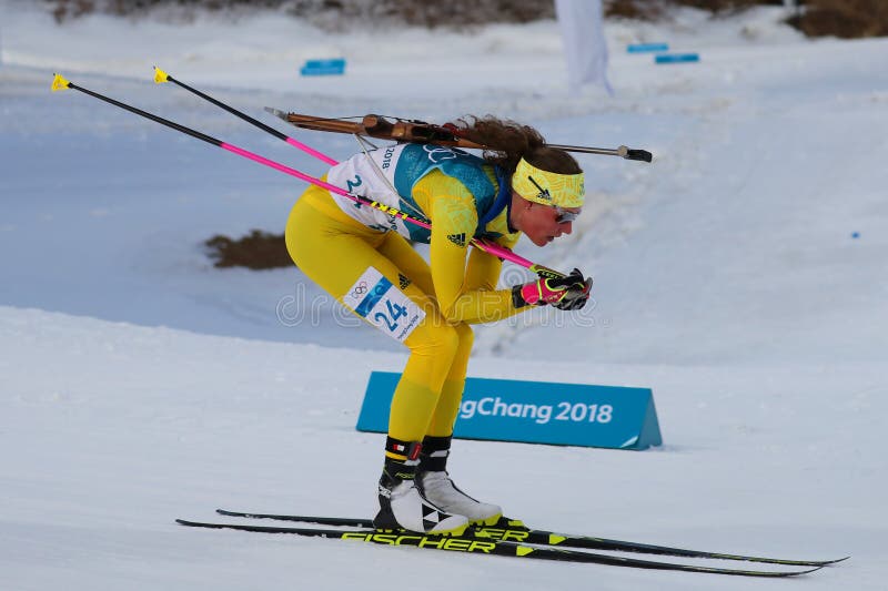 Il campione olimpico Hanna Oeberg della Svezia fa concorrenza nell'individuo del ` s 15km delle donne di biathlon alle 2018 olimp immagine stock libera da diritti Il campione olimpico Hanna Oeberg della Svezia fa concorrenza nell'individuo del ` s 15km delle donne di biathlon alle 2018 olimp immagine stock libera da diritti