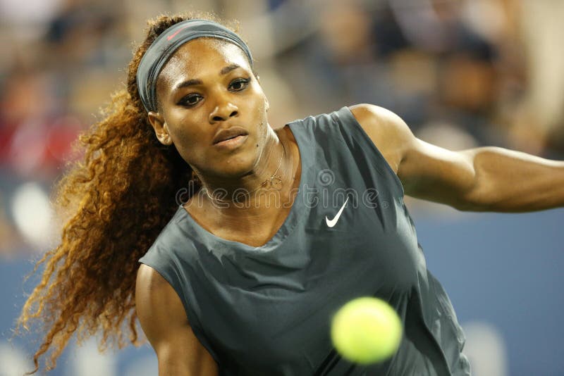 Il campione Serena Williams del Grande Slam di sedici volte durante i suoi primi doppi del giro abbina con il compagno di squadra immagine stock