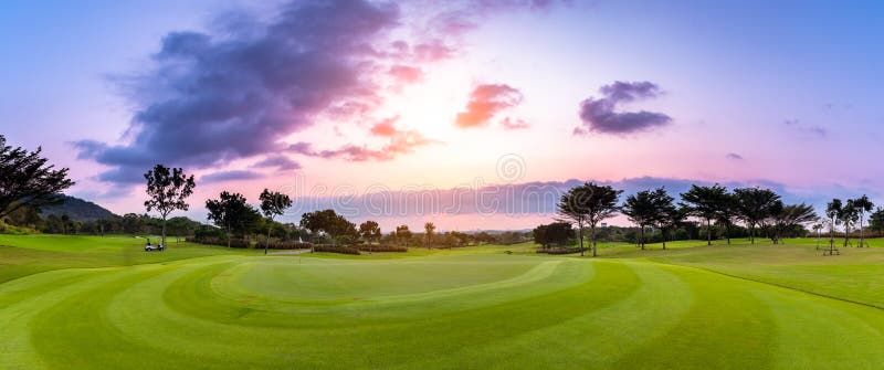Il campo da golf di bella vista di panorama con la nuvola bianca immagini stock libere da diritti Il campo da golf di bella vista di panorama con la nuvola bianca immagini stock libere da diritti