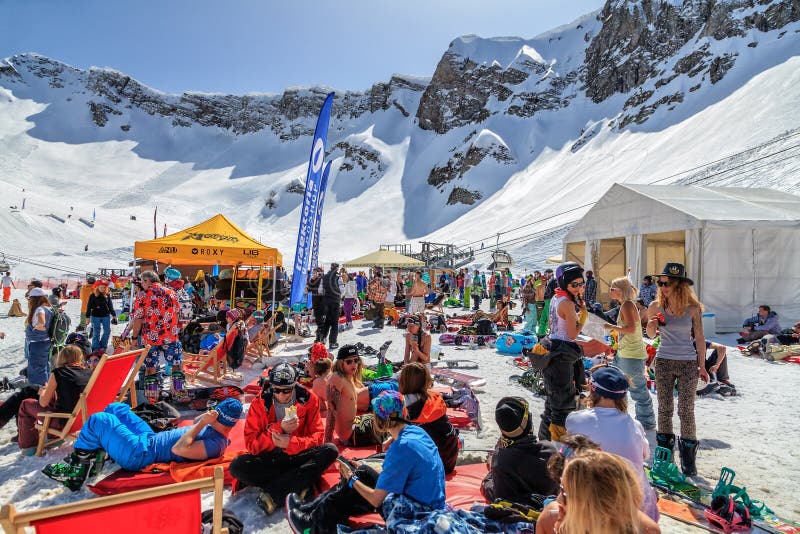 Il campo di Quiksilver è ritrovo di sport e di spettacolo di una montagna dell'inverno per gli sciatori e gli snowboarders Molta fotografia stock libera da diritti Il campo di Quiksilver è ritrovo di sport e di spettacolo di una montagna dell'inverno per gli sciatori e gli snowboarders Molta fotografia stock libera da diritti