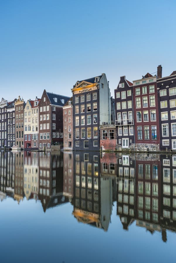 Il canale di Damrak a Amsterdam, Paesi Bassi immagini stock Il canale di Damrak a Amsterdam, Paesi Bassi immagini stock