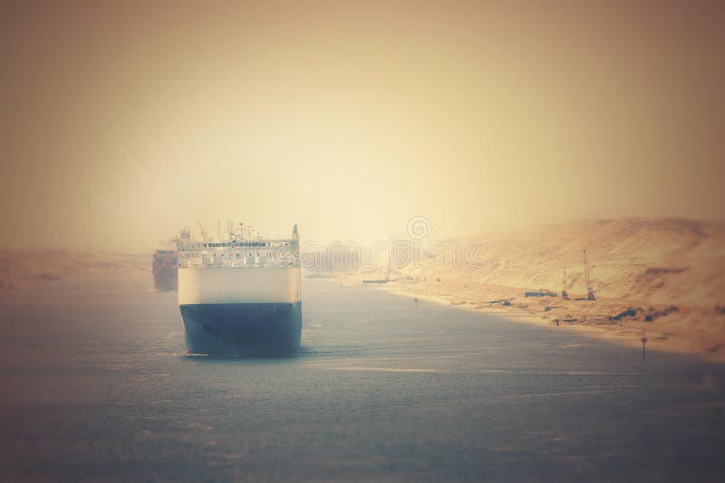 Il canale di Suez - un convoglio della nave attraversa il nuovo ex orientale