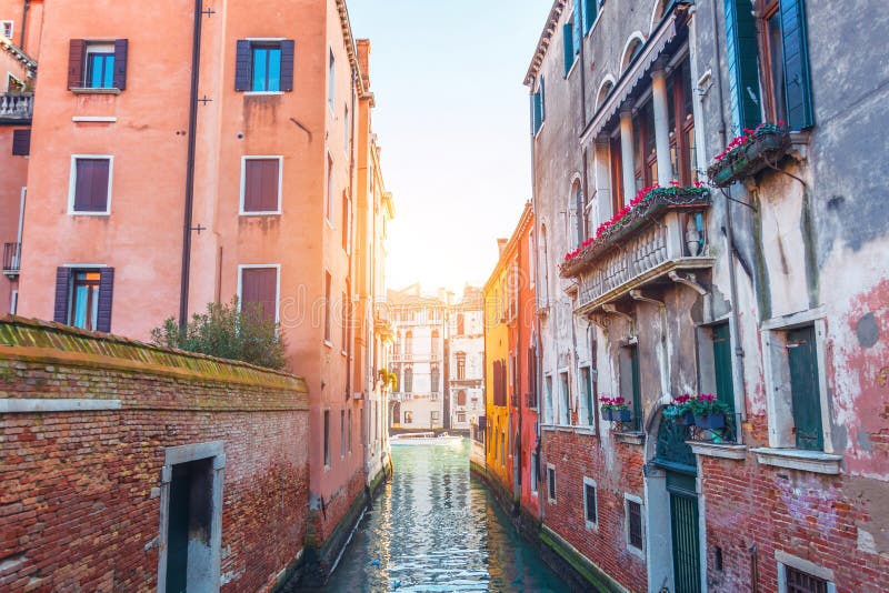Il canale stretto a Venezia trascura Grand Canal fotografia stock libera da diritti Il canale stretto a Venezia trascura Grand Canal fotografia stock libera da diritti