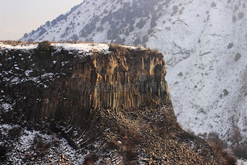 Il canyon del fiume di Azat e sinfonia delle pietre vicino a Garni nell'inverno fotografie stock libere da diritti Il canyon del fiume di Azat e sinfonia delle pietre vicino a Garni nell'inverno fotografie stock libere da diritti