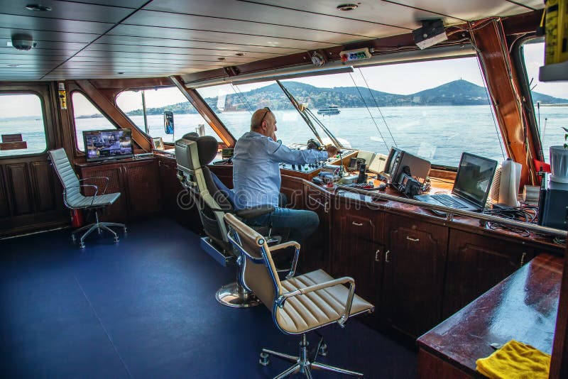 COSTANTINOPOLI, TURCHIA: Il capitano della nave passeggeri ai comandi sta dirigendosi verso l'Islands dei principi di il 5 maggio 2019 Posizione molto popolare di principi Islands nel mare di Marmara, vicino a Costantinopoli