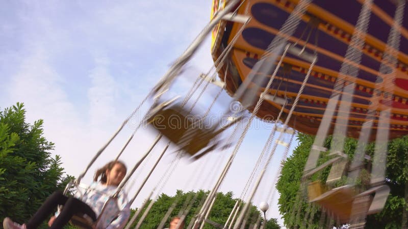 Il carosello della catena gira nel parco divertimenti. giro in famiglia nel fine settimana archivi video
