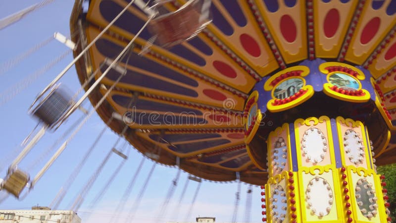 Il carosello della catena gira nel parco divertimenti giro in famiglia nel fine settimana Russia Rostov-on-Don 29 09 2020 video d archivio