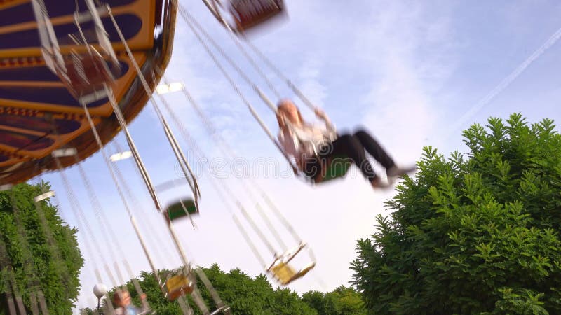 Il carosello della catena gira nel parco divertimenti giro in famiglia nel fine settimana archivi video