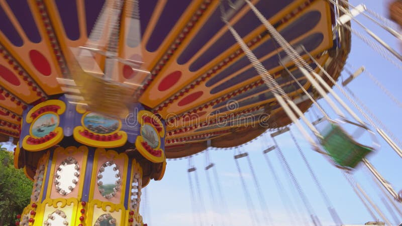 Il carosello della catena gira nel parco divertimenti. ragazze che cavalcano durante il weekend. russia. rostovondon 29092020 stock footage