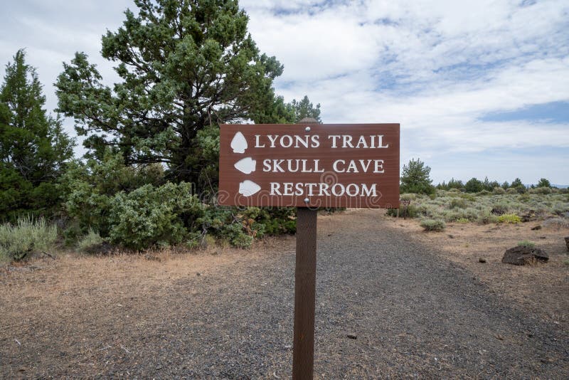 Il cartello del Lava Beds National Monument porta gli escursionisti nei bagni, nelle grotte e nel sentiero dei Lyons immagine stock Il cartello del Lava Beds National Monument porta gli escursionisti nei bagni, nelle grotte e nel sentiero dei Lyons immagine stock