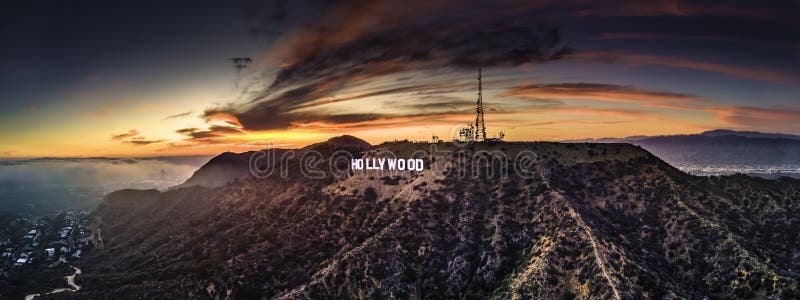 Il cartello hollywood al tramonto