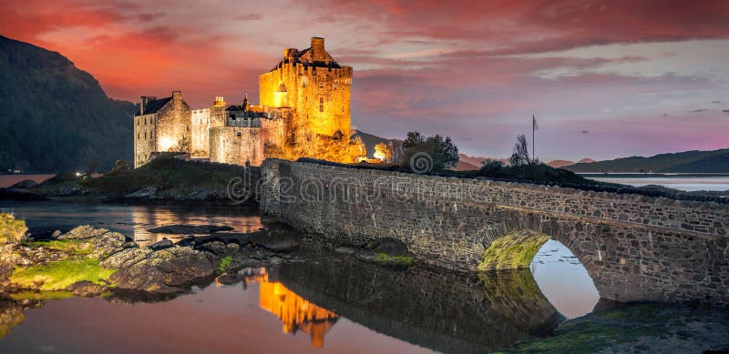Il castello di Eilean Donan con un tramonto colorato, Highlands scozzesi