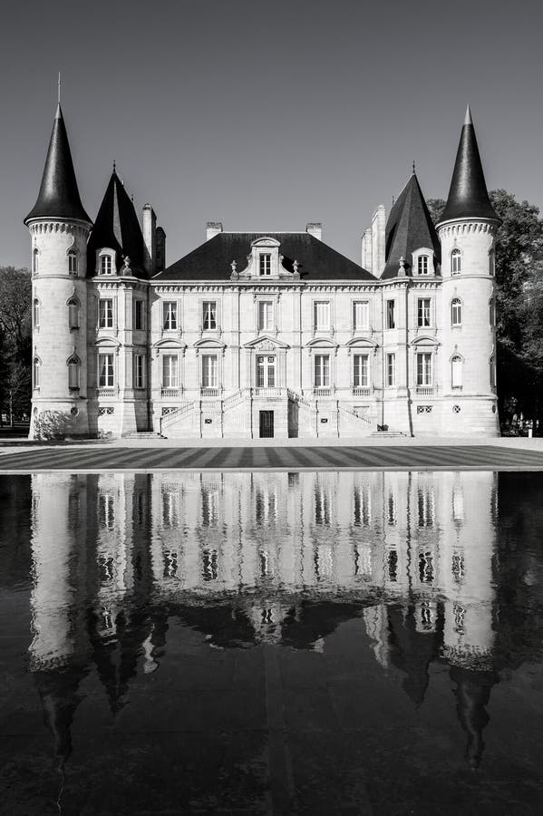 Il castello Pichon Longueville è una proprietà famosa del vino del Bordeaux immagini stock libere da diritti Il castello Pichon Longueville è una proprietà famosa del vino del Bordeaux immagini stock libere da diritti