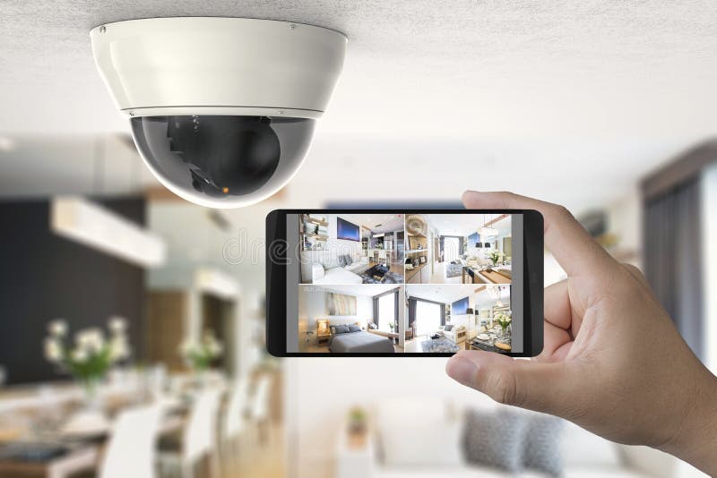 Il cellulare si collega con la videocamera di sicurezza immagine stock