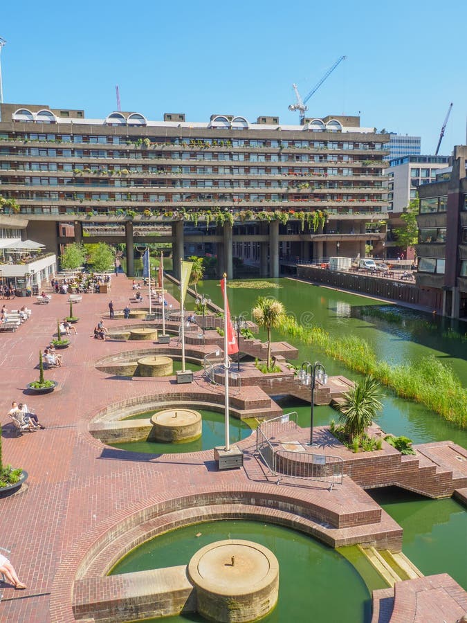 Il centro del barbacane a Londra ? uno degli esempi pi? popolari e pi? famosi dell'architettura del Brutalist nel mondo immagini stock libere da diritti Il centro del barbacane a Londra ? uno degli esempi pi? popolari e pi? famosi dell'architettura del Brutalist nel mondo immagini stock libere da diritti