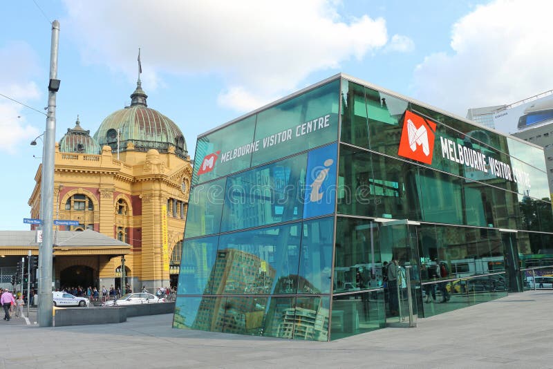Il centro dell'ospite di Melbourne al quadrato di federazione con la stazione della via del Flinders nei precedenti immagine stock Il centro dell'ospite di Melbourne al quadrato di federazione con la stazione della via del Flinders nei precedenti immagine stock
