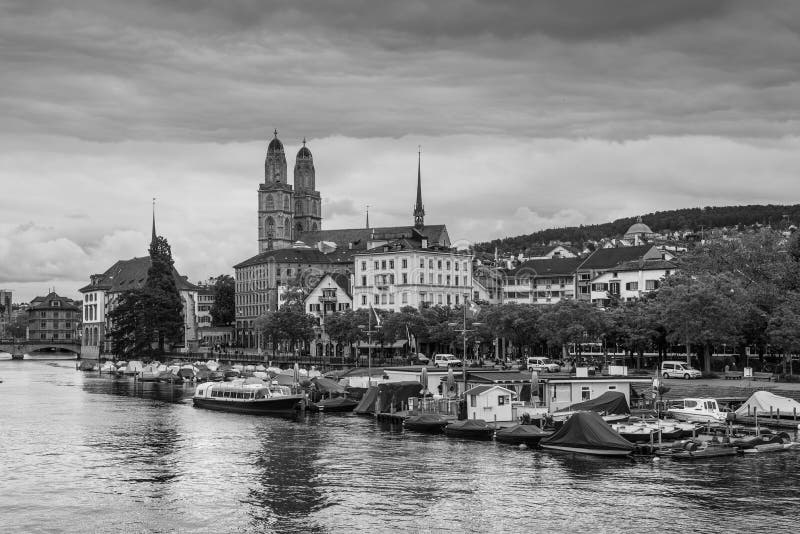 Il centro urbano di Zurigo con la chiesa di Grossmunster e Limmat rive, Swi immagini stock libere da diritti Il centro urbano di Zurigo con la chiesa di Grossmunster e Limmat rive, Swi immagini stock libere da diritti
