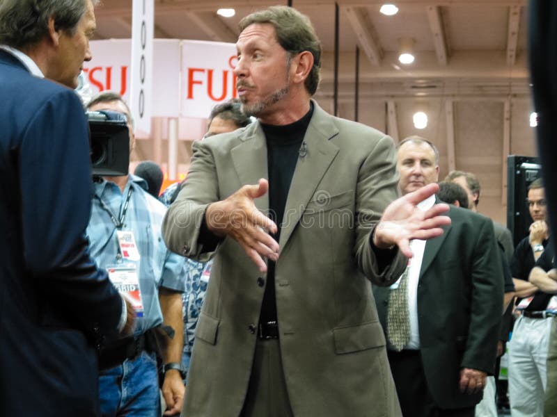 Il CEO di Oracle Larry Ellison dà l'intervista al giornalista della TV fotografia stock