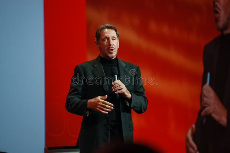 SAN FRANCISCO, CA - 22 SETTEMBRE 2010: Il CEO di Oracle Larry Ellison fa il suo discorso alla conferenza di Oracle OpenWorld nel centro di Moscone il 22 settembre 2010 È il terzo nella lista di Forbes delle persone degli Stati Uniti più ricche