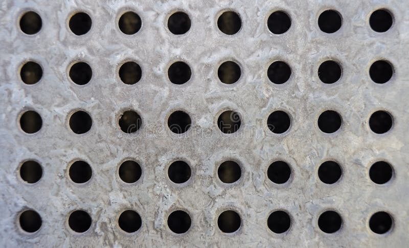 Il cerchio di Taxture del fondo del metallo, vicino sul pavimento stridente d'acciaio è una ferrovia di drenaggio fotografia stock Il cerchio di Taxture del fondo del metallo, vicino sul pavimento stridente d'acciaio è una ferrovia di drenaggio fotografia stock