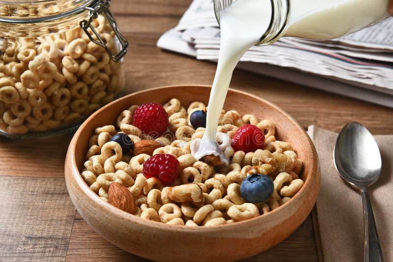 Il cereale da prima colazione con latte versa