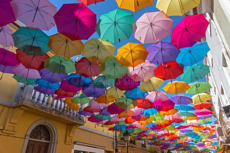 Il cielo degli ombrelli variopinti Via con gli ombrelli, Portogallo fotografia stock