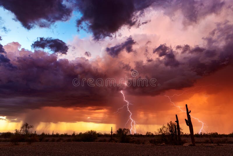 Il cielo drammatico del tramonto con le nuvole di tempesta ed il fulmine sopra l'Arizona abbandonano immagini stock Il cielo drammatico del tramonto con le nuvole di tempesta ed il fulmine sopra l'Arizona abbandonano immagini stock