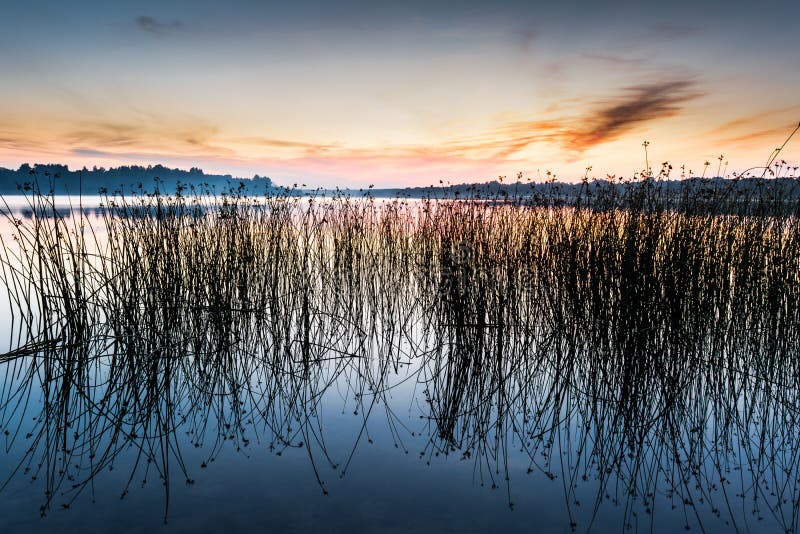 Il cielo ed il lago nella penombra dopo il tramonto immagine stock libera da diritti Il cielo ed il lago nella penombra dopo il tramonto immagine stock libera da diritti