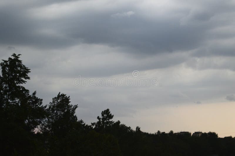 Il cielo piovoso durante il susnet fotografie stock libere da diritti Il cielo piovoso durante il susnet fotografie stock libere da diritti