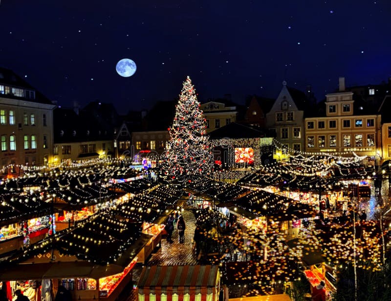 E La Notte Di Natale.Il Cielo Stellato Della Notte Di Natale Nel Mercato Di Tallinn Panorama Piazza Del Municipio Con Piena Luce Della Luna E Illum Fotografia Stock Immagine Di Natale Storia 167520240