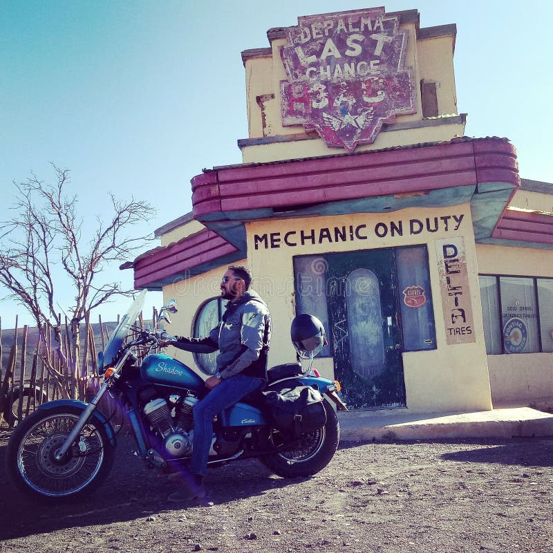 Il cinema su ordinazione di libertà di davidson di harley di Ouarzazete Marrakesh Marocco Honda di viaggio stradale le colline ha immagine stock libera da diritti Il cinema su ordinazione di libertà di davidson di harley di Ouarzazete Marrakesh Marocco Honda di viaggio stradale le colline ha immagine stock libera da diritti