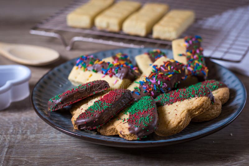 Il cioccolato ha immerso i biscotti ed il biscotto al burro su un piatto immagini stock libere da diritti Il cioccolato ha immerso i biscotti ed il biscotto al burro su un piatto immagini stock libere da diritti