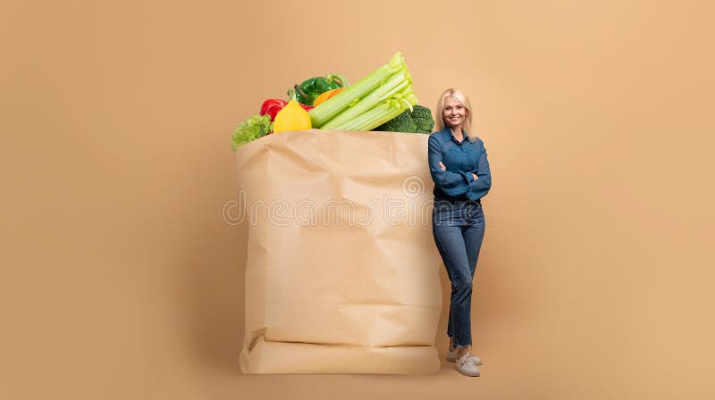 Il cliente si gode la spesa con un sacchetto di carta di frutta fresca fotografie stock libere da diritti